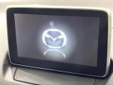 【8インチマツダコネクト】車内の雰囲気にマッチした大型のディスプレイ。スマホ接続でのナビ使用やBluetooth再生等、様々な機能が楽しめます。直感的なダイヤル操作が可能で、使い勝手も良好です。