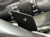 【パドルシフト】ハンドルから手を離さずに素早くシフトアップ&ダウンができるので、エンジンブレーキを使う下り坂や高速道路の合流で加速したい場面で役立ちます。
