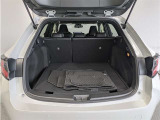 とても広々、大きな開口部の荷室スペースですね。 開口部広々だから、大きな荷物も楽々収納出来ちゃいますね。 荷物スペースは広いほうがいいですよね。