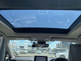 【サンルーフ】車内に自然光が差し込み、後席まで明るく心地よい空間に。青空や星空を眺めながらのドライブは、思い出づくりの時間へと変えてくれる装備です♪