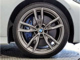 BMWの純正アロイホイールは軽量かつ強度にも優れているホイールで走行性能を引き上げる設計になっております。足元にもBMWは妥協がなくこだわっている個所になります。