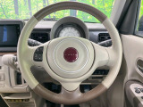インテリアに合わせたデザインのステアリングは、運転される方のことも考え、運転しやすい形状、大きさです。是非一度、実際に触ってお確かめください。