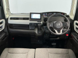 【インパネ】運転のしやすさを最優先に設計された見晴らしの良いフロントビュー。車両間隔が掴みやすく狭い道でも安心♪「安全」と「品質」を最優先に、安心してお乗りいただけるクルマを提供いたします。