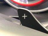 【パドルシフト】ハンドルから手を離さずに素早くシフトアップ&ダウンができるので、エンジンブレーキを使う下り坂や高速道路の合流で加速したい場面で役立ちます。