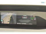 様々な情報を映し出すマルチファンクションディスプレイ。シフトレバーをリバースにすると連動してサイドカメラ映像&バックセンサーに切り替わります。