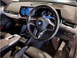 BMWの運転席はドライバーオリエンテッドという構造を採用。ドライバー目線の操作がしやすい設計になっており、ドライブ中にも目線の移動が少なく運転中にも簡単に操作ができます。