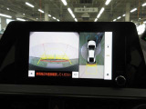 車両を上方から見たような映像をナビ画面に表示するパノラミックビューモニターです。