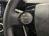 ステアリングスイッチ付きで、運転中に視線を前に向けたまま操作できます。