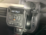 【オートエアコン】一度お好みの温度に設定すれば、車内の温度を検知し風量や温度を自動で調整。暑い&hellip;寒い&hellip;と何度もスイッチ操作をする必要はありません。快適な車内空間には必須の機能ですね♪