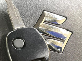 【キーレス】少し離れた場所からでもボタン一つでドアの開錠・施錠ができるのでとっても便利!ドアの鍵穴周りに傷をつけることもありません