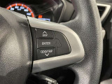ステアリングスイッチ付きで、運転中に視線を前に向けたまま操作できます。