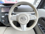 インテリアに合わせたデザインのステアリングは、運転される方のことも考え、運転しやすい形状、大きさです。是非一度、実際に触ってお確かめください。