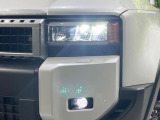 【LEDヘッドライト】悪天候や夜間走行時も良好な視界を確保し安心して運転できる高輝度LEDヘッドライトを装備!点灯速度が早く、消費電力も抑えられています。