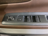 【電動格納ミラー】サイドミラーは電動格納式となっており、狭い駐車場でもキズがつくリスクを抑えられます。