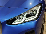 BMWの伝統の丸目4灯ヘッドライトでございます。LEDライトで視認性もよく明るく安全性の向上につながります。