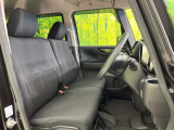 運転席まわりには十分なスペースがあり、大柄な方でもゆったり運転していただける環境です。