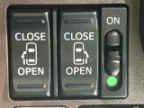 【両側パワースライドドア】スマートキーや運転席のスイッチで後席両側スライドドアの開閉が可能♪電動だから力を入れてドアを開ける必要が無く、小さなお子様でも簡単に開け閉めでき快適です♪
