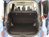 3列目シートは跳ね上げ式で折りたたみ可能です。キャンプ用品など大きな荷物もばっちり収納可能です!