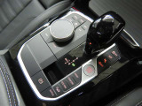 iDriveコントローラー。運転に集中しながら操作可能。