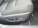 【パワーシート】運転席は10Wayの電動シートになっています。電動なので、きめ細かい調整ができます!自分自身の運転姿勢に合わせた、適切なドライビングポジションが確保できます♪