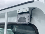 荷台を明るく照らして、夜間の作業をサポートする【LED荷台作業灯】。