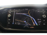 8インチ大型タッチスクリーンのインフォーメーションシステムです。ナビゲーションを始めスマホとの連動、車両の設定や車両の状態など様々な機能が複合されたシステムです。
