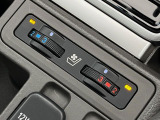 【シートヒーター&ベンチレーション】夏場は涼しい風でお尻や背中の熱やムレを防ぎ、冬はエアコンよりも早く温まってポカポカに!季節を問わず快適に過ごせます。