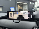 オプション装着の360&deg;ビューモニターでは、両サイドとフロント、バックカメラの合成で、あたかも上空から見下ろした様に周囲を確認して頂けます。駐車場だけでなく、T字路等でも活躍のアイテムです。
