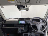 シンプルながら機能性あふれる運転席周りです。 使いやすいスイッチ類の配置によりとても運転しやすいですよ。