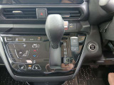 運転席、助手席にシートヒーターが付いています。USBソケットも付いています。