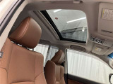サンルーフ付きの車になります。