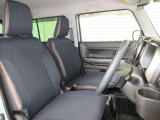 座り心地のいいソファのようなシート。運転席も助手席もリラックスしてゆったりと座れます。