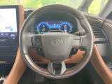 インテリアに合わせたデザインのステアリングは、運転される方のことも考え、運転しやすい形状、大きさです。是非一度、実際に触ってお確かめください。