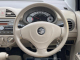 インテリアに合わせたデザインのステアリングは、運転される方のことも考え、運転しやすい形状、大きさです。是非一度、実際に触ってお確かめください。