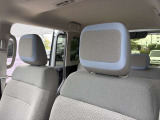 ブルーのラインが特徴的な明るいシートで車内が華やかに見えます!