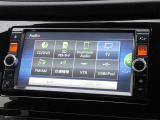 フルセグ地デジ対応、FM/AMラジオ、CD/DVD再生、Bluetooth接続、SDカード、USB接続、ハンズフリーなどの機能を備えています。