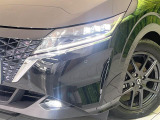 【LEDヘッドライト】悪天候や夜間走行時も良好な視界を確保し安心して運転できる高輝度LEDヘッドライトを装備!点灯速度が早く、消費電力も抑えられています。