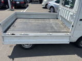 3方開あおり採用で、左右・後方から荷物の積み降ろしが可能。作業効率に優れた使い勝手の良い軽トラックです。