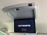 【フリップダウンモニター】大画面モニターで後席でもエンタメをお楽しみいただけます。小さなお子様にも大人気の装備です♪