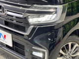 【LEDヘッドライト】悪天候や夜間走行時も良好な視界を確保し安心して運転できる高輝度LEDヘッドライトを装備!点灯速度が早く、消費電力も抑えられています。