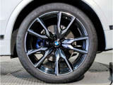 BMWの純正アロイホイールは軽量かつ強度にも優れているホイールで走行性能を引き上げる設計になっております。足元にもBMWは妥協がなくこだわっている個所になります。