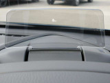 運転視界の遠方上方に虚像を投影することで前を見ながら情報の視認ができます。本当にドライバーが必要な情報を適切に伝え、楽しんで頂くことを考えた新世代装備です。※虚像は1.5m前方に浮かぶイメージです。