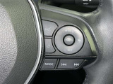 クルーズコントロール機能が付いています。 速度を設定するとアクセルを踏まなくても一定の速度で走ることができます。  高速道路ではとても便利な装置なんです。