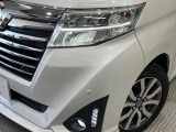 【LEDヘッドライト】悪天候や夜間走行時も良好な視界を確保し安心して運転できる高輝度LEDヘッドライトを装備!点灯速度が早く、消費電力も抑えられています。