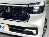 【LEDヘッドライト】悪天候や夜間走行時も良好な視界を確保し安心して運転できる高輝度LEDヘッドライトを装備!点灯速度が早く、消費電力も抑えられています。