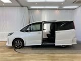 両側パワースライドドア付きだから、狭い駐車スペースなどでの 乗り降りラクラク!小さなお子さまのいるご家庭には嬉しい装備。