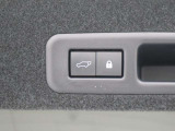 電動で開閉するパワーバックドア装備しています