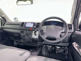 運転席まわりです。 各操作スイッチは使いやすい位置に配置されてます。