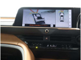 サイドクリアランスビュー表示中に、旋回時の運転操作に合わせて自動で車両を斜め後方から見たような映像を表示。