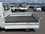 3方開あおり採用で、左右・後方から荷物の積み降ろしが可能。作業効率に優れた使い勝手の良い軽トラックです。